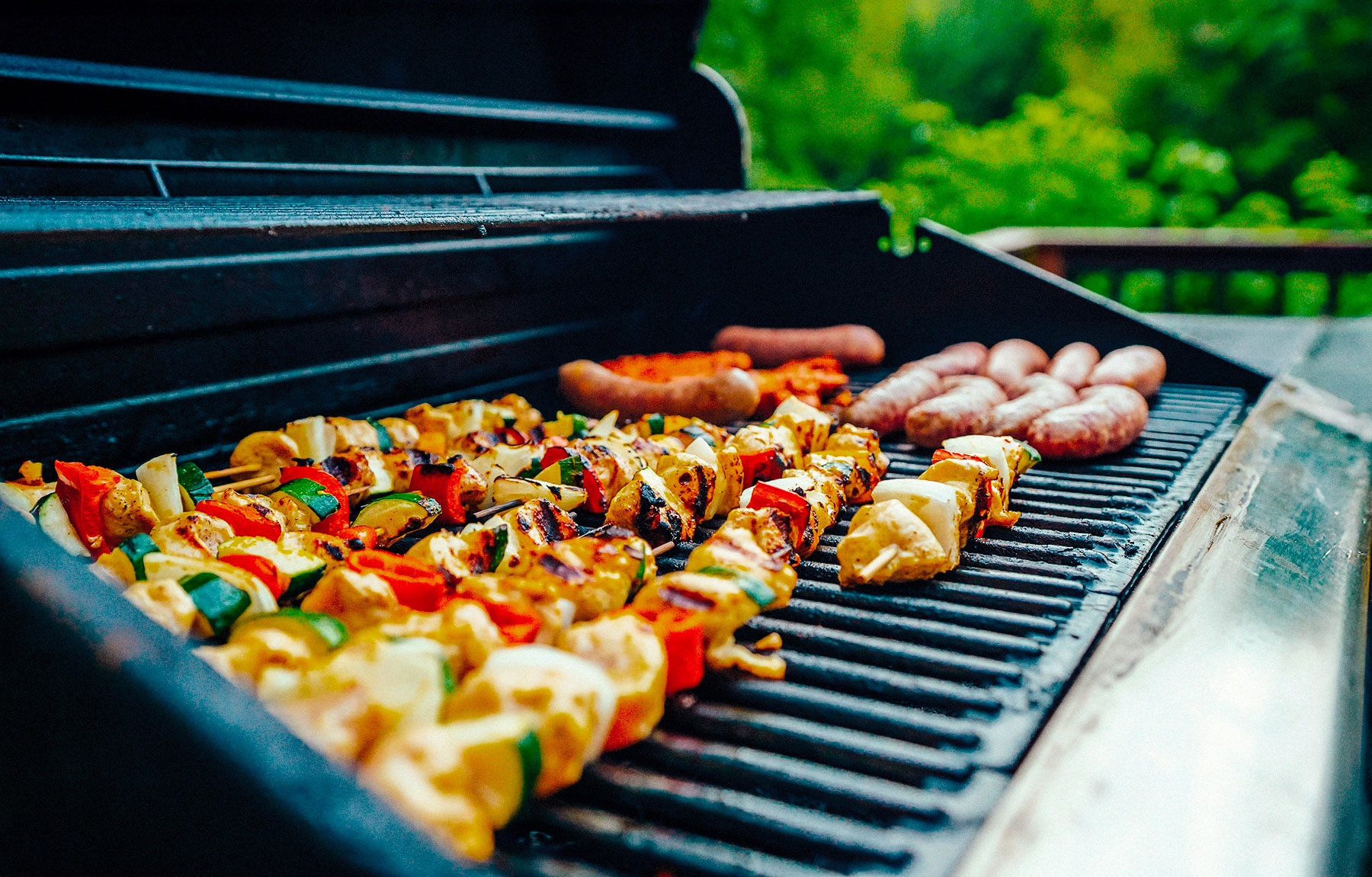 Viande barbecue à griller, brochettes, saucisses et grillades sur barbecue